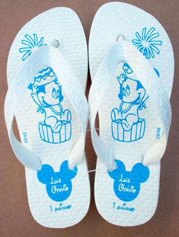 Imagem chinelos personalizados de 1 ano com o desenho do Mickey