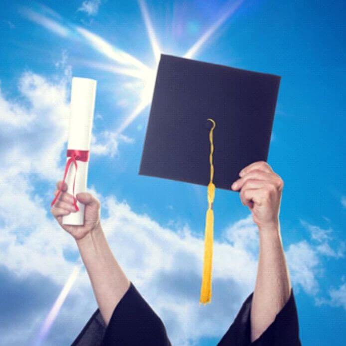 Imagem - Estudante graduado vestindo beca e segurando o diploma de formatura, símbolo de conquista e celebração